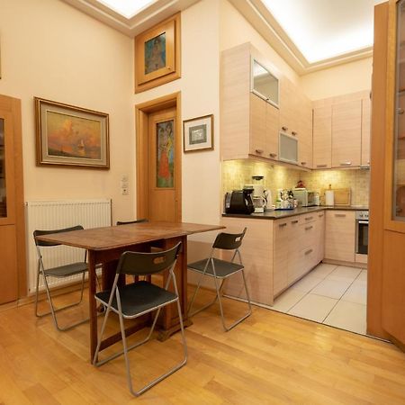Acropolis Metro St.3 Bedrοοms 6 Persons Maisonette Athena Bagian luar foto