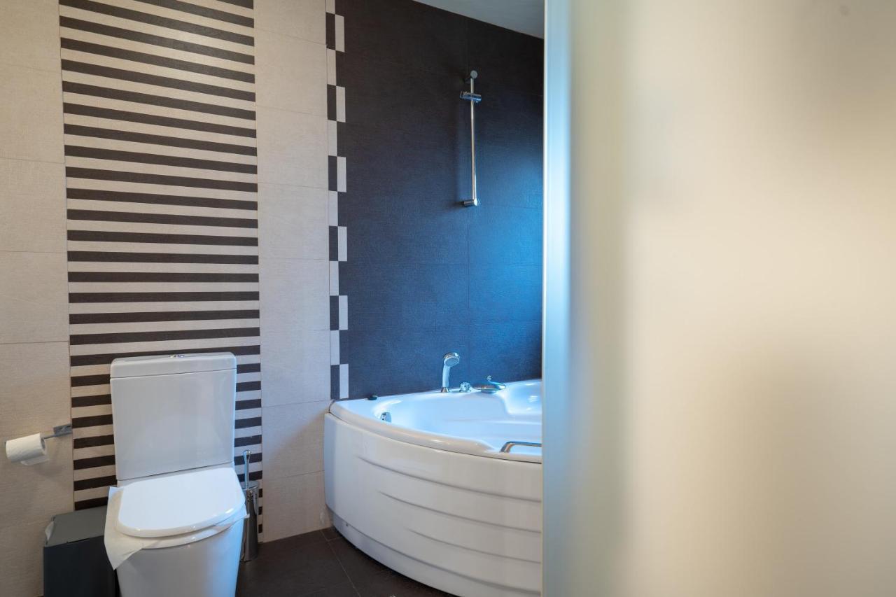 Acropolis Metro St.3 Bedrοοms 6 Persons Maisonette Athena Bagian luar foto