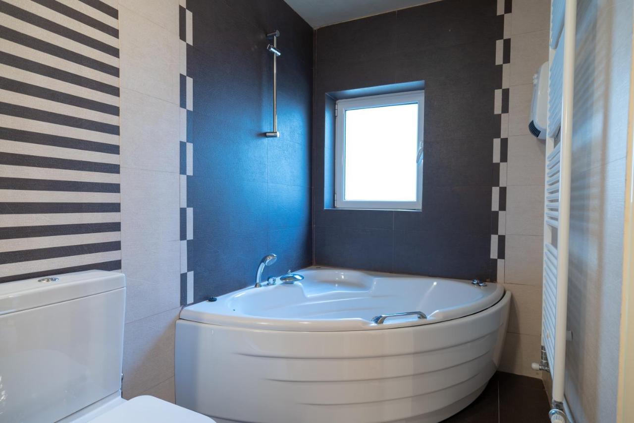 Acropolis Metro St.3 Bedrοοms 6 Persons Maisonette Athena Bagian luar foto